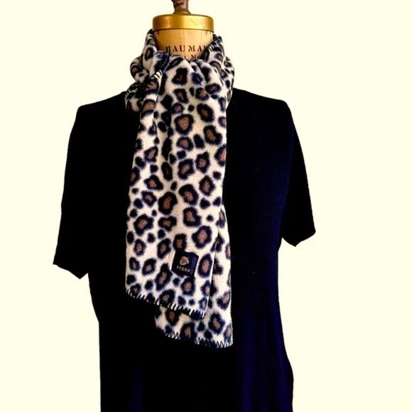 Acorn leopard print animal print fleece scarf - Picture 5 of 5